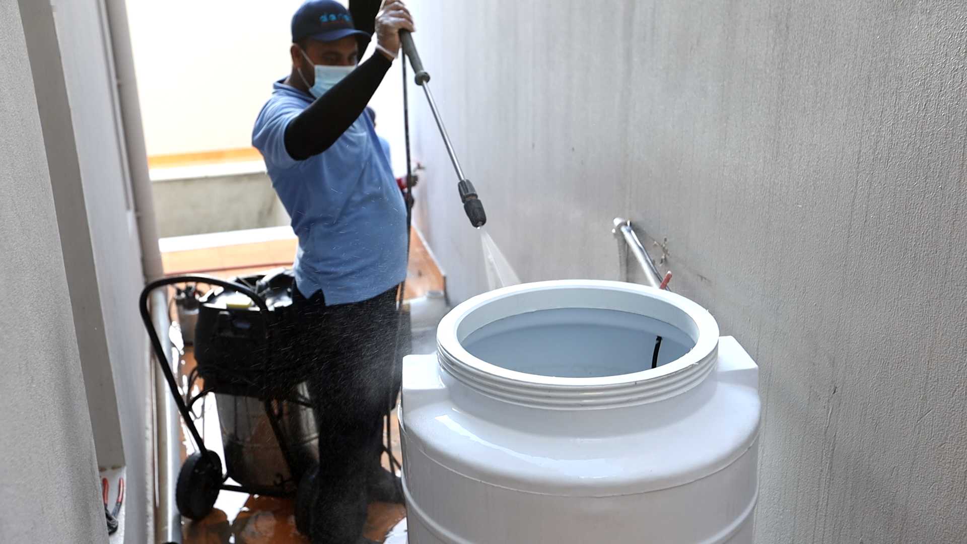 Book Water Tanks Cleaning & Uv Sanitizing | Up To 2000 L Online | Construction Finishes | Qetaat.com