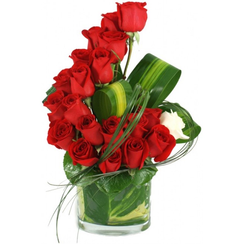 Buy Red rose Arrangement in Glass vase Online on Qetaat.com
