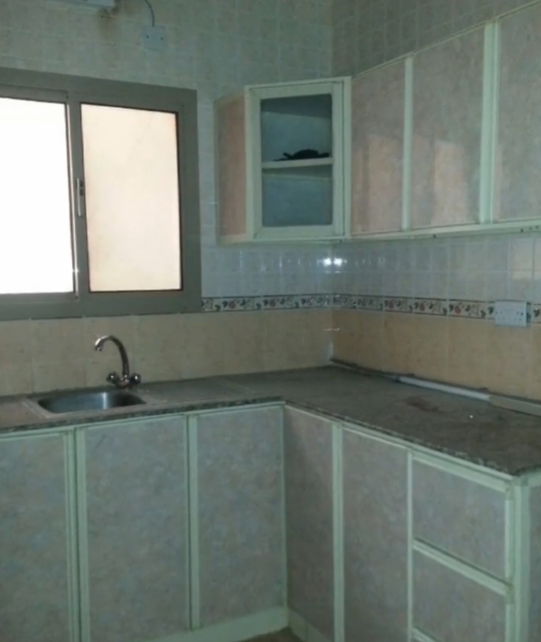 For rent a building in Al-Aker Al-Gharbi