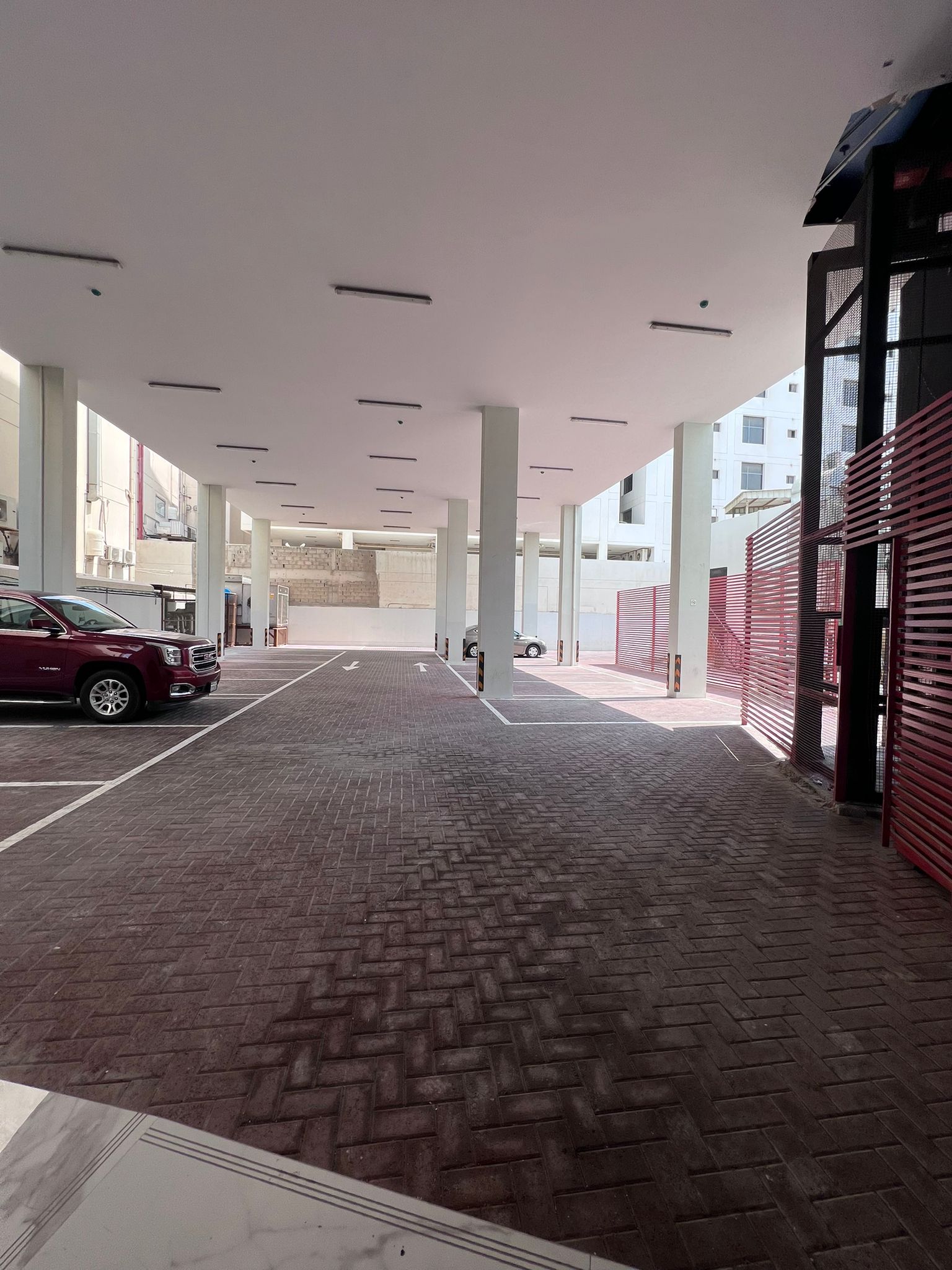 للايجار شقة مساحةً تجارية كبيرة في شارع البديع 