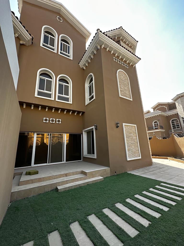 فيلا للبيع في الجنبية 360 متر مربع